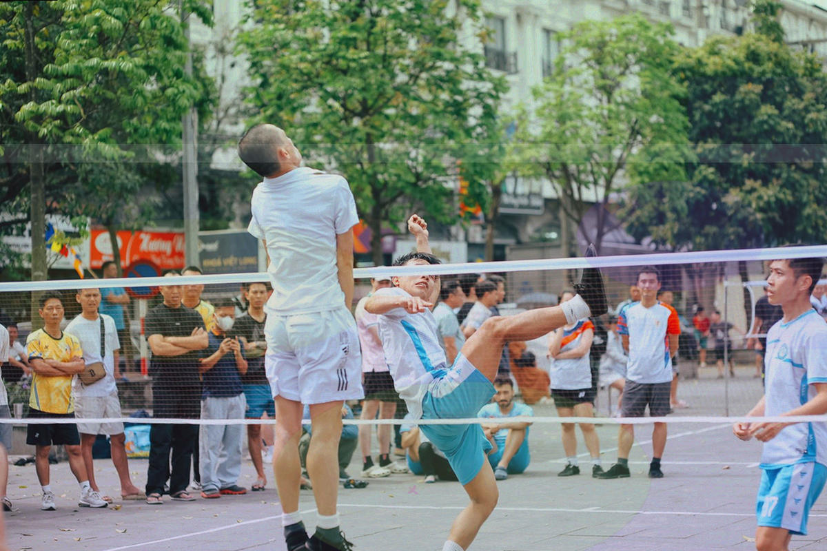 半合成的阵容卡图形，含位置标识与状态点，无真实人物面部